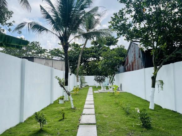 Khoảng sân vườn mini trước và sau ngôi nhà. 