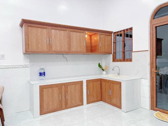 Để ngôi nhà không lạnh lẽo, gia chủ chọn đồ nội thất màu nâu gỗ, đem lại sự hài hòa.