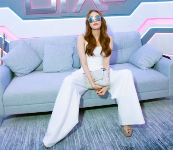 Nhan sac Lan Khue hiem hoi tai xuat qua ong kinh camera thuong