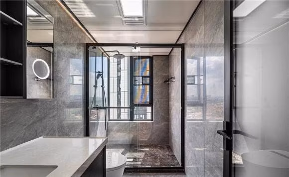 Phòng vệ sinh: Thiết kế màu xám cao cấp chính là điểm nhấn trong phong cách trang trí tối giản, với việc ứng dụng đèn và gương thông minh, chủ nhân không còn sợ thiếu sáng trầm trọng trong nhà vệ sinh. Thiết kế vách ngăn khô và ướt thuận tiện cho việc sử dụng hàng ngày, gạch lát nền chống trượt trong phòng tắm là loại khảm đảm bảo mỹ quan và nâng cao hệ số an toàn một cách toàn diện.