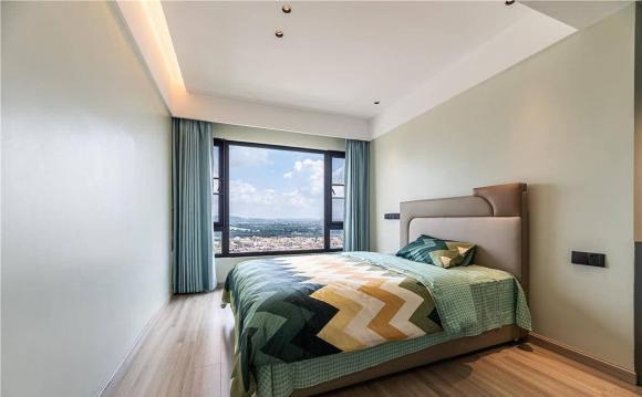 Phòng ngủ nhỏ: Phòng ngủ nhỏ được thiết kế theo phong cách không gian trống, hai gam màu chủ đạo là xanh lam và xanh ngọc lục bảo, không gian tươi mới và tràn đầy năng lượng.