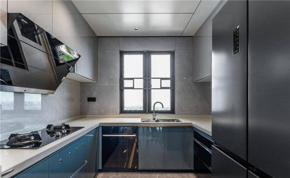 Phòng bếp: Nhà bếp là khu vực ấm áp và kéo dài của ngôi nhà, toàn bộ bàn được thiết kế khép kín, tủ màu xanh nhạt kết hợp với nền tường màu xám trông rất cao cấp, duy trì vẻ đẹp và sang trọng.