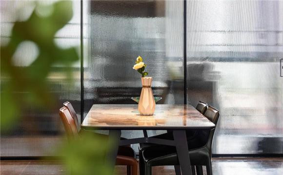 Phòng ăn: Nhà thiết kế sử dụng bàn ăn có kích thước phù hợp cho gia đình 4 người, không gian trông vẫn rộng rãi và sáng sủa. Gạch lát sàn với tông màu nâu, trông vẫn khá sáng và mát mẻ tạo nên sự tương phản với lưới của các tấm gỗ veneer tinh tế, dưới hiệu ứng của ánh đèn xung quanh rất ấm áp, sự mệt mỏi ngay lập tức bị “cuốn trôi”.