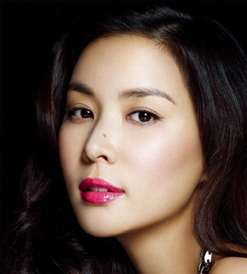 Nốt ruồi trên mũi giỏi tiết kiệm và quản lý tài sản. Về mặt nhân tướng học, mũi tượng trưng cho Tài quan, chủ về tài lộc. Những cô gái có nốt ruồi trên mũi có khả năng giữ tiền rất tốt, và họ sẽ càng tham vọng hơn, đồng thời cũng tiêu tiền một cách khôn ngoan. 