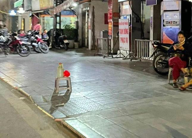 Cay xang dong cua, nguoi Ha Noi phai mua 30.000 dong/lit o via he