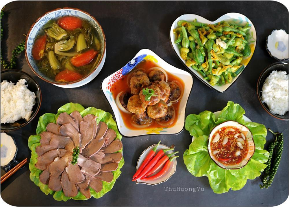 Mâm cơm sẽ được mẹ đảm tập trung vào một món chính, thêm 2-3 món cho các bạn nhỏ hoặc chút chua cay mặn ngọt cho mâm cơm được tròn vị. Bên cạnh đĩa thịt cá luôn có một bát dầm chua ngọt, tương cà mắm muối.