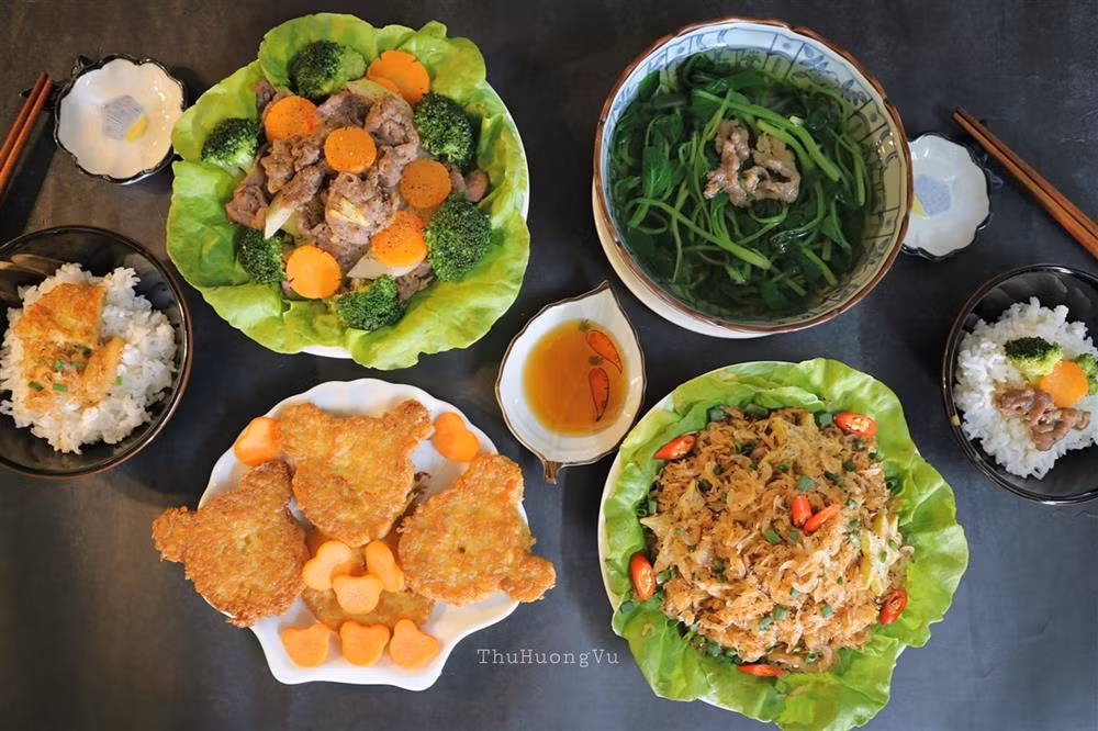 Là một nhân viên không rảnh rỗi nhưng mỗi khi có thời gian là chị lại vào bếp nấu cơm cho gia đình. Với chị, nấu ăn chính là sở thích và căn bếp là nơi giúp 8x giải toả được nhiều căng thẳng trong cuộc sống.