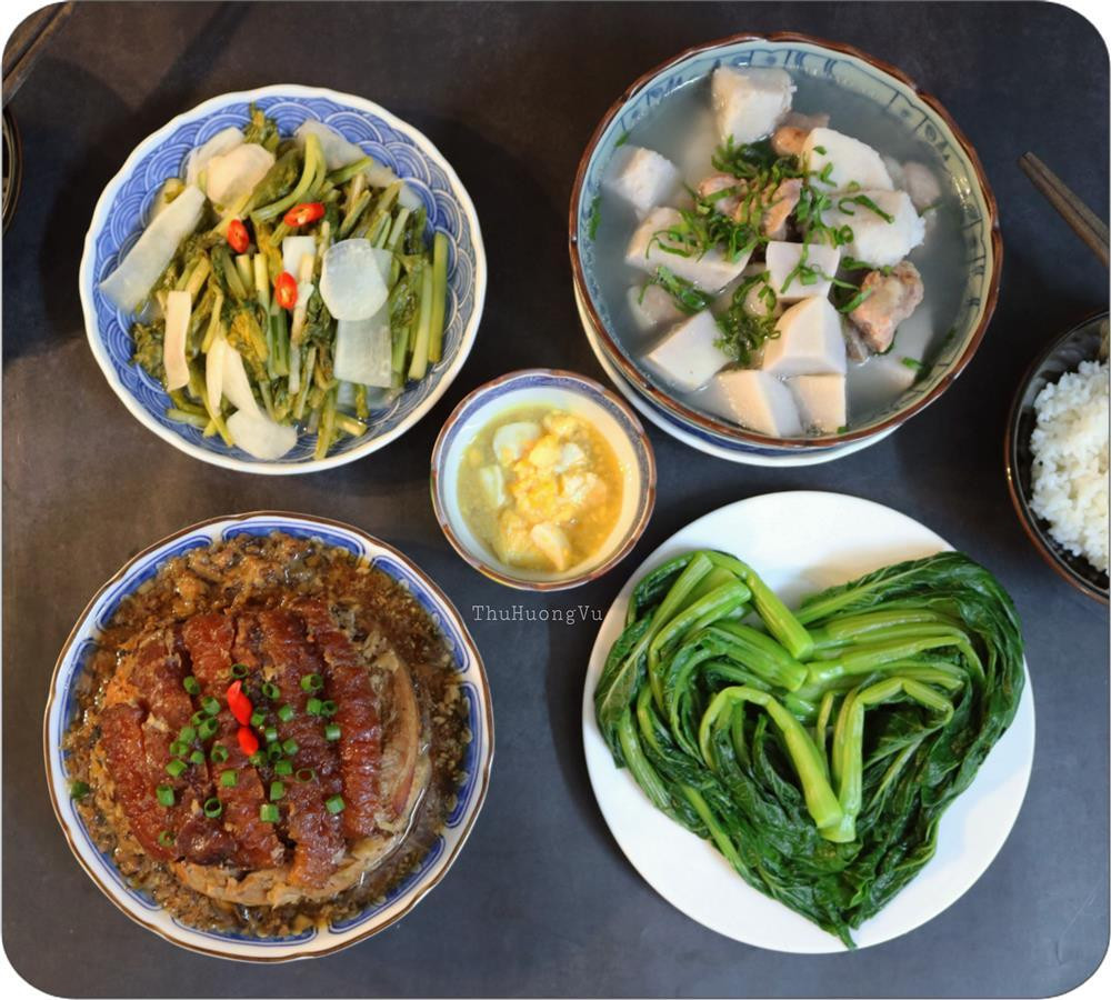 Chia sẻ với 2Sao.vn, chị cho biết: ''Nhà mình có ông chồng chỉ thích ăn ở nhà và lũ trẻ chỉ thèm cơm mẹ nấu nên thành ra mình xoay vòng vòng 365 món đủ kiểu bốn mùa xuân, hạ, thu, đông... Thời tiết mùa đông đã lạnh rồi.. thay thế bát canh cua mồng tơi, thịt luộc, cà pháo là những món ấm nóng xào, sốt đưa cơm, hao gạo vô cùng. Thưởng thức các món ăn đậm đà ăn cùng với cơm gạo mới quả thực rất đưa cơm. Mâm cơm ngon miệng, đậm đà, luôn cho ta cảm giác gia đình thêm hòa thuận, đầm ấm hơn''.