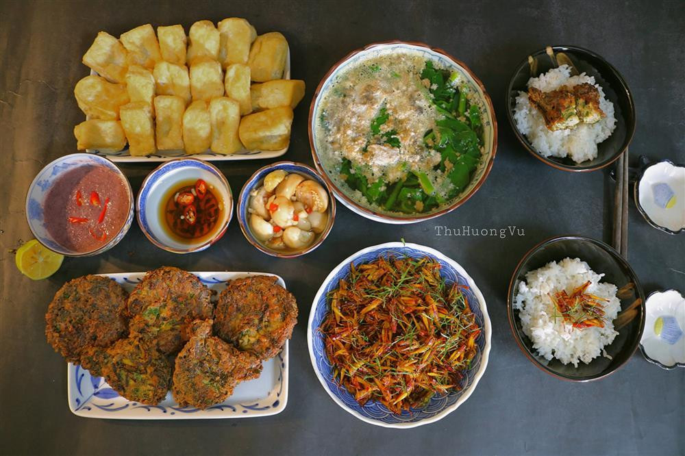 ''Mâm cơm của người Việt là nơi nuôi dưỡng tình cảm gia đình, bồi đắp yêu thương gắn bó, nuôi dưỡng gia đình thêm hòa thuận, đầm ấm hơn. Dù là bữa cơm dưa cà mắm muối đạm bạc hay sơn hào hải vị thượng hạng".