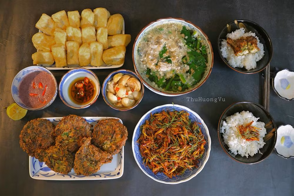 ''Mâm cơm của người Việt là nơi nuôi dưỡng tình cảm gia đình, bồi đắp yêu thương gắn bó, nuôi dưỡng gia đình thêm hòa thuận, đầm ấm hơn. Dù là bữa cơm dưa cà mắm muối đạm bạc hay sơn hào hải vị thượng hạng".