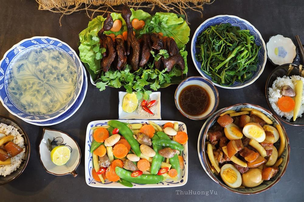 Được biết thông thường mỗi mâm cơm chị Hương thực hiện là dành cho 5 người ăn, gồm 4 người lớn và một em bé. Thi thoảng có mâm cơm đầy đặn, nhiều món hơn là cả nhà đông đủ. Chi phí trung bình để chị nấu một mâm cơm khoảng 100 nghìn đồng.