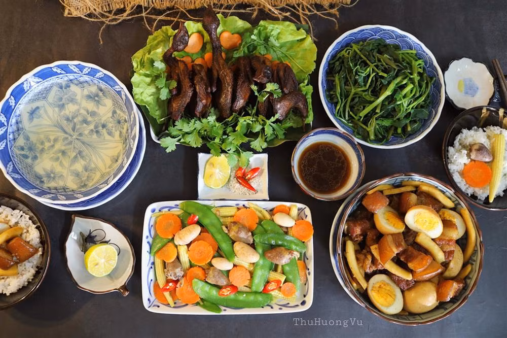 Được biết thông thường mỗi mâm cơm chị Hương thực hiện là dành cho 5 người ăn, gồm 4 người lớn và một em bé. Thi thoảng có mâm cơm đầy đặn, nhiều món hơn là cả nhà đông đủ. Chi phí trung bình để chị nấu một mâm cơm khoảng 100 nghìn đồng.