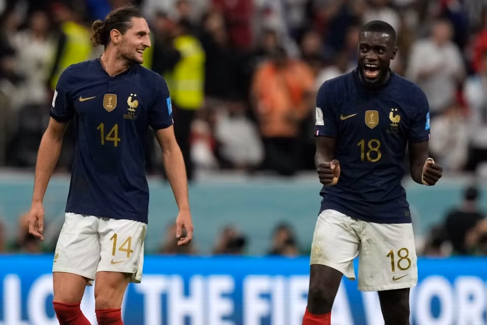 Cau thu Phap uong tra gung va mat ong chong cum