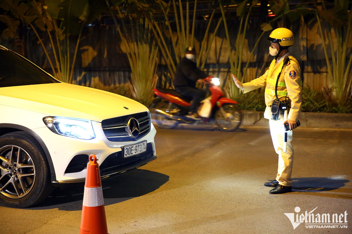 Chong vi pham nong do con, vo lang ma canh sat giao thong