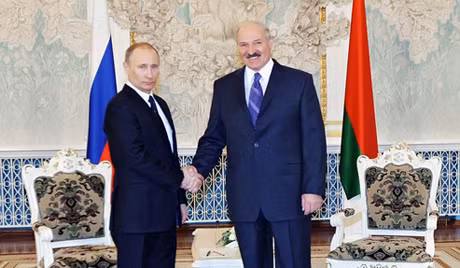 Tổng thống Putin và đồng cấp Belarus Alexander Lukashenko trong một cuộc họp.
