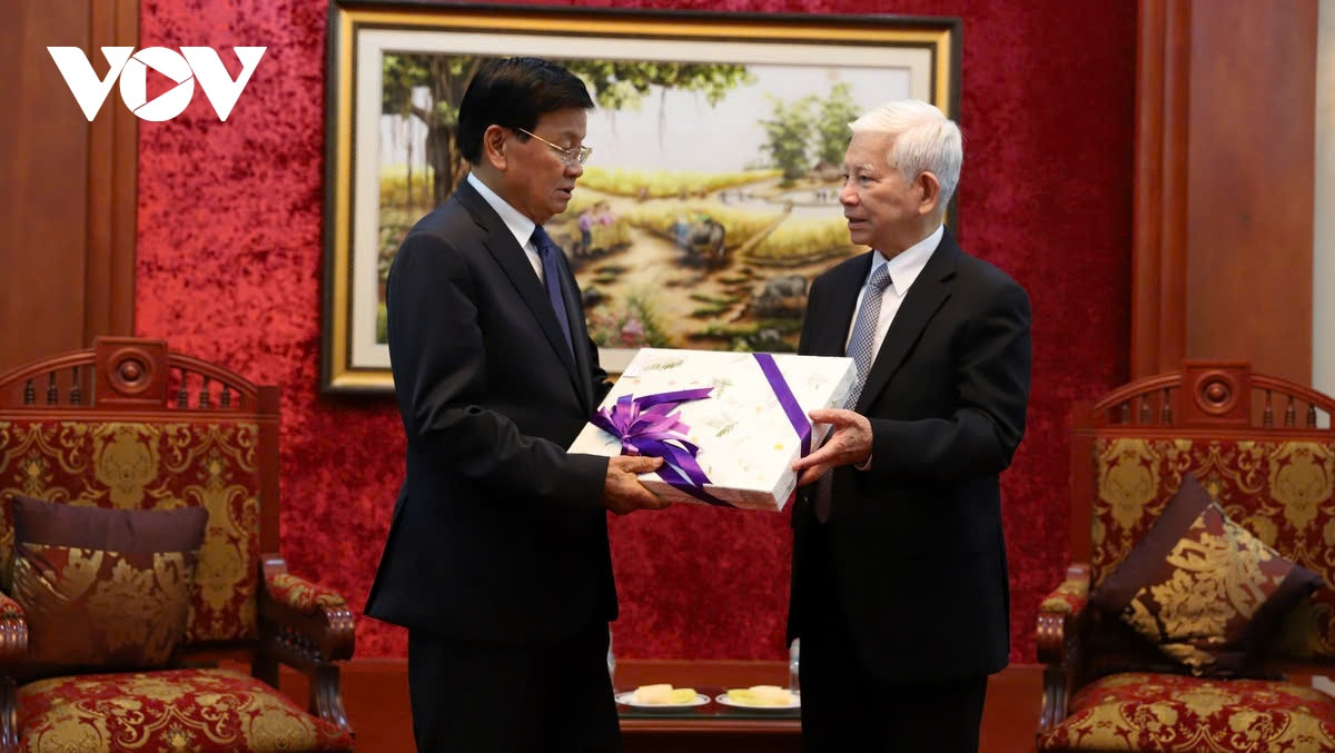 Nguyên Chủ tịch nước Nguyễn Minh Triết và nguyên Chủ tịch nước Trương Tấn Sang đánh giá cao ý nghĩa chuyến thăm cấp Nhà nước của Tổng Bí thư, Chủ tịch nước Thongloun Sisoulith, bày tỏ tin tưởng dưới sự lãnh đạo sáng suốt của Đảng Nhân dân Cách mạng Lào do đồng chí Tổng Bí thư, Chủ tịch nước Thongloun Sisoulith đứng đầu, đất nước và nhân dân Lào sẽ vượt qua mọi khó khăn, tiếp tục giành được nhiều thành tựu mới to lớn hơn nữa, thực hiện thắng lợi Nghị quyết Đại hội XI và chuẩn bị, tổ chức thành công Đại hội lần thứ XII của Đảng Nhân dân Cách mạng Lào. Trong ảnh: Tổng Bí thư, Chủ tịch nước Lào Thongloun Sisoulith tặng quà cho nguyên Chủ tịch nước Nguyễn Minh Triết (ảnh Hà Khánh).