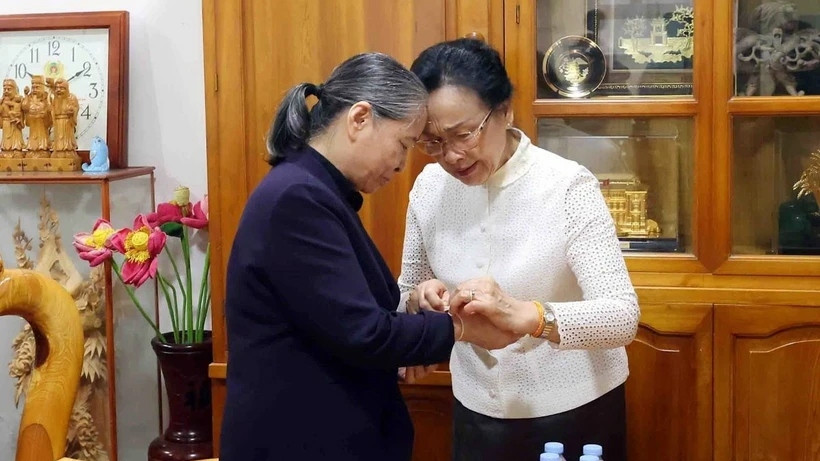 Trong khuôn khổ chuyến thăm, sáng 10/9, bà Naly Sisoulith, phu nhân Tổng Bí thư, Chủ tịch nước Lào Thongloun Sisoulith đã đến thăm bà Ngô Thị Mận, phu nhân cố Tổng Bí thư Nguyễn Phú Trọng và thắp hương tưởng nhớ cố Tổng Bí thư Nguyễn Phú Trọng tại nhà riêng ở Hà Nội.