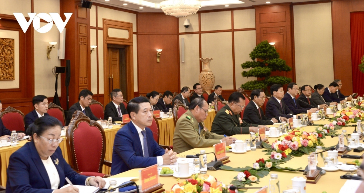 Tổng Bí thư, Chủ tịch nước Tô Lâm khẳng định trước sau như một, quan hệ Việt Nam - Lào luôn là ưu tiên hàng đầu trong chính sách đối ngoại của Việt Nam. Tổng Bí thư, Chủ tịch nước Thongloun Sisoulith khẳng định, trong bất kỳ hoàn cảnh nào, Lào sẽ cùng Việt Nam củng cố, giữ gìn và vun đắp mối quan hệ đoàn kết đặc biệt Việt Nam - Lào ngày càng phát triển.