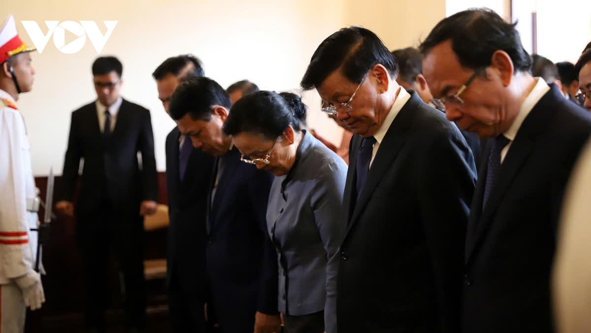 Đầu giờ chiều, đoàn ghé thăm Bảo tàng Hồ Chí Minh - Chi nhánh Thành phố Hồ Chí Minh (Bến Nhà Rồng) (ảnh Hà Khánh)