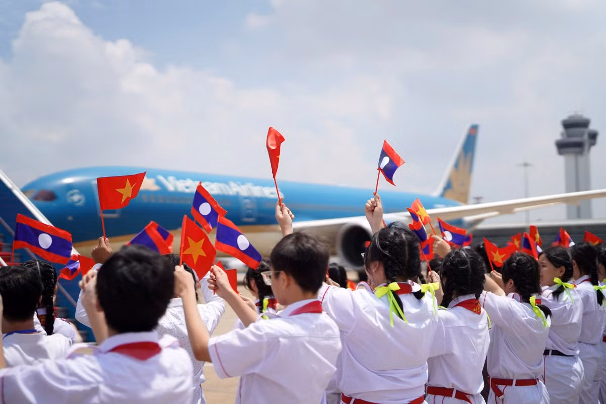 Theo lịch trình, sáng 13/9, Tổng Tổng Bí thư, Chủ tịch nước Lào Thongloun Sisoulith và Phu nhân cùng đoàn công tác rời TP.HCM, kết thúc tốt đẹp chuyến thăm Việt Nam (ảnh P.N)