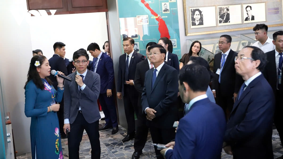 Tổng Bí thư, Chủ tịch nước Lào và Phu nhân nghe thuyết minh về Chủ tịch Hồ Chí Minh (ảnh Hà Khánh)