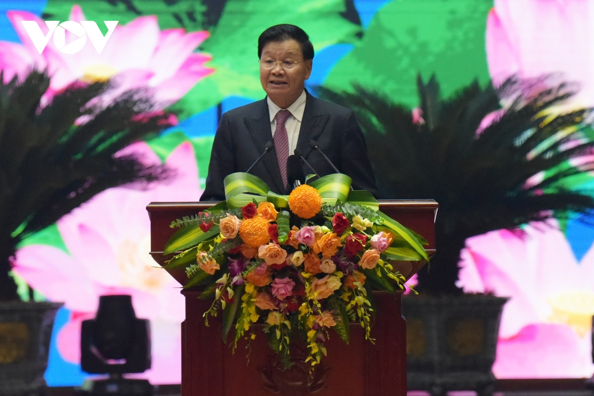 Tại buổi gặp, Tổng Bí thư, Chủ tịch nước Thongloun Sisoulith bày tỏ niềm tự hào, xúc động đối với sự đóng góp, hy sinh vô cùng to lớn của các chiến sĩ quân tình nguyện, chuyên gia Việt Nam tại Lào; khẳng định hầu hết các chiến trường trên mảnh đất Lào đều có dấu ấn của các chiến sĩ Lào và Việt Nam; ghi nhớ những hình ảnh đầy ấn tượng trong lịch sử về các chiến sĩ của hai nước đã cùng kề vai sát cánh, chung một chiến hào, vui buồn bên nhau, hỗ trợ giúp đỡ lẫn nhau, hạt gạo cắn đôi, cọng rau bẻ nửa, hi sinh cho nhau để mang lại độc lập, tự do cho dân tộc và hạnh phúc, ấm no cho nhân dân hai nước.