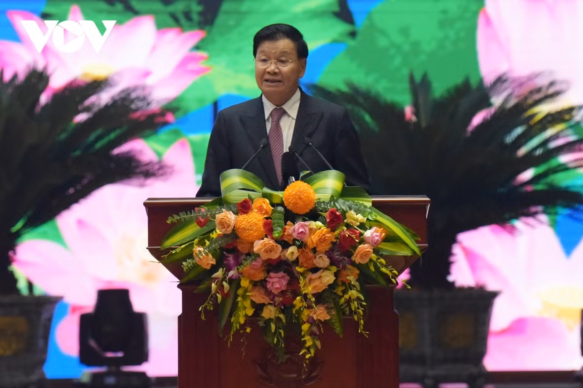 Tại buổi gặp, Tổng Bí thư, Chủ tịch nước Thongloun Sisoulith bày tỏ niềm tự hào, xúc động đối với sự đóng góp, hy sinh vô cùng to lớn của các chiến sĩ quân tình nguyện, chuyên gia Việt Nam tại Lào; khẳng định hầu hết các chiến trường trên mảnh đất Lào đều có dấu ấn của các chiến sĩ Lào và Việt Nam; ghi nhớ những hình ảnh đầy ấn tượng trong lịch sử về các chiến sĩ của hai nước đã cùng kề vai sát cánh, chung một chiến hào, vui buồn bên nhau, hỗ trợ giúp đỡ lẫn nhau, hạt gạo cắn đôi, cọng rau bẻ nửa, hi sinh cho nhau để mang lại độc lập, tự do cho dân tộc và hạnh phúc, ấm no cho nhân dân hai nước.