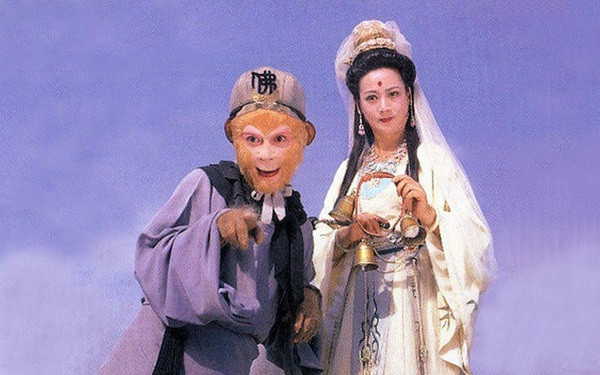 br/> Trong nguyên tác, khi gặp lại Tôn Ngộ Không, Quan Thế Âm Bồ Tát có ngỏ ý đặt tên thánh cho hắn, nhưng Ngộ Không từ chối: “Khỏi mất công đặt nữa, tôi tên là Ngộ Không”. Nghe xong, Quan Âm đáp: “Khi trước ta có độ hai người tu, cũng lót chữ Ngộ. Nay ngươi cũng lót chữ Ngộ nữa, trùng phái với nhau, tốt lắm, tốt lắm”. 