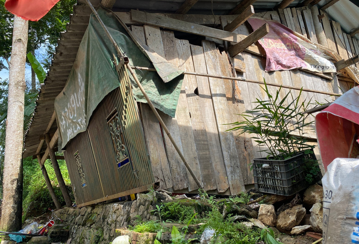 br/> Một căn nhà tại xã Vũ Nông (huyện Nguyên Bình, Cao Bằng) bị lượng lớn đất đá trên núi sạt lở đè sập.