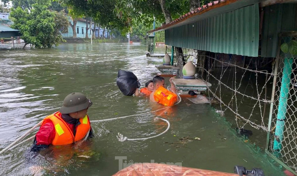 br/> Huyện Yên Bình đã chỉ đạo các địa phương khắc phục những điểm sạt lở để thông tuyến giao thông. Đối với những sạt lở bố trí lực lượng san gạt đất để đảm bảo an toàn cho người dân, giúp người dân sớm ổn định cuộc sống. Với các điểm nước rút, đơn vị chỉ đạo các xã huy động lực lượng khắc phục bùn đất, thiệt hại, phun khử trùng, tiêu độc để giúp bà con trở lại sinh hoạt bình thường.