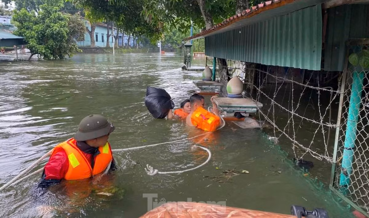 br/> Huyện Yên Bình đã chỉ đạo các địa phương khắc phục những điểm sạt lở để thông tuyến giao thông. Đối với những sạt lở bố trí lực lượng san gạt đất để đảm bảo an toàn cho người dân, giúp người dân sớm ổn định cuộc sống. Với các điểm nước rút, đơn vị chỉ đạo các xã huy động lực lượng khắc phục bùn đất, thiệt hại, phun khử trùng, tiêu độc để giúp bà con trở lại sinh hoạt bình thường.