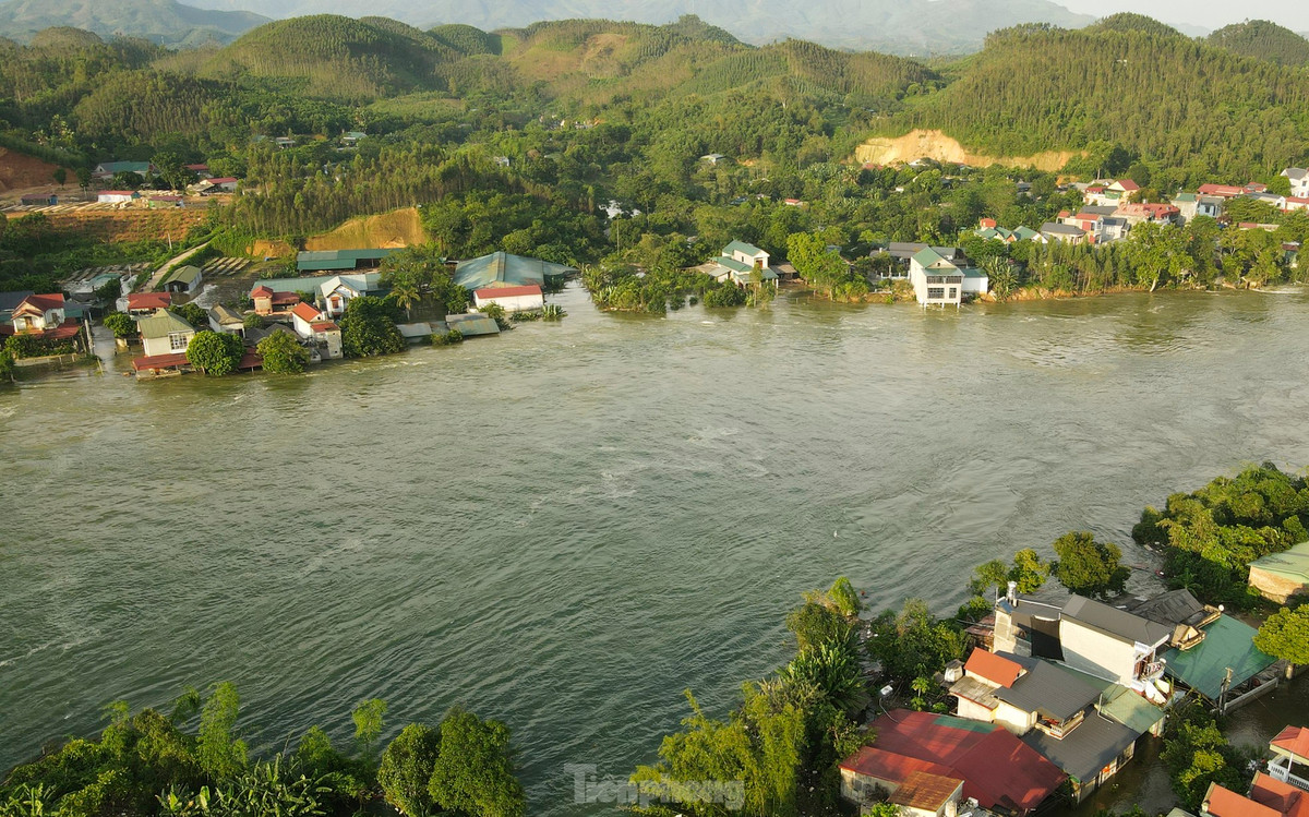 br/> “Trước mắt, đơn vị đang phối hợp cùng chính quyền địa phương trực tiếp tham gia cứu trợ, hỗ trợ các hộ gia đình bị ngập sâu, bị ảnh hưởng bởi nước hồ dâng, xả lũ. Ngoài ra đảm bảo việc xả lũ theo đúng quy trình, đảm bảo an toàn hồ chứa”, ông Cường thông tin. Trong ảnh, việc xả lũ khiến nhiều hộ dân vùng hạ du và ven sông ngập sâu.