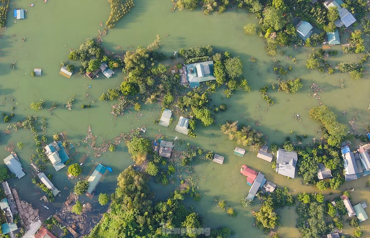 br/> Theo thông tin từ UBND huyện Yên Bình, trong những ngày qua, việc hồ Thác Bà dâng nước, thủy điện Thác Bà xả lũ đã khiến 11 xã, thị trấn trên địa bàn bị ảnh hưởng, ngập úng.