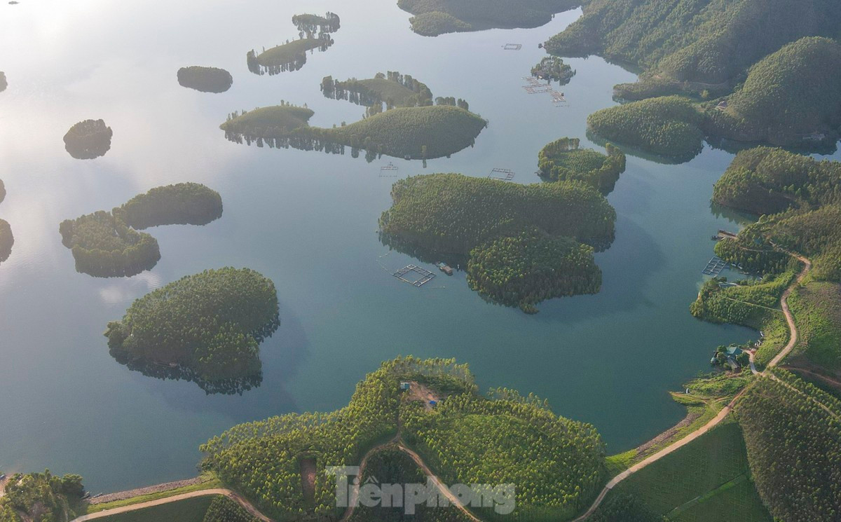 br/> Hồ Thác Bà có hơn 1.300 đảo lớn, nhỏ.