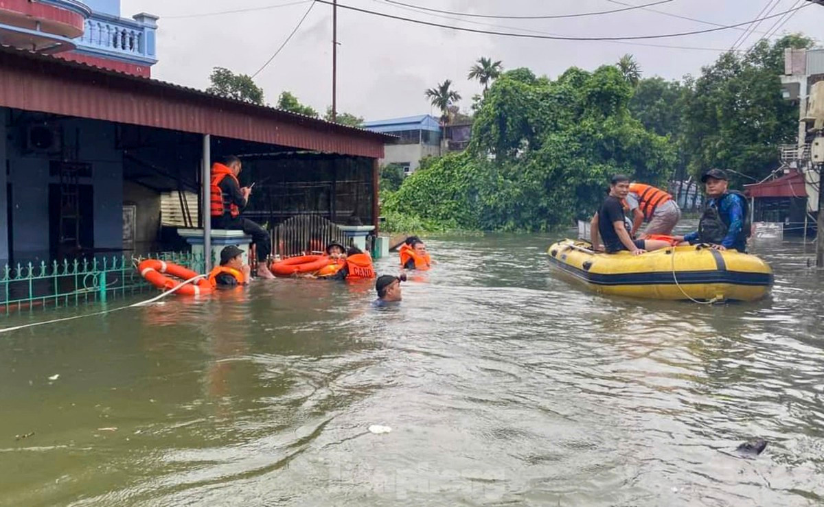 br/> Trước đó, khi việc xả lũ diễn ra, chính quyền địa phương cùng lực lượng chức năng đã có mặt, hỗ trợ di tản người và tài sản ở vùng ngập lụt đến nơi an toàn.