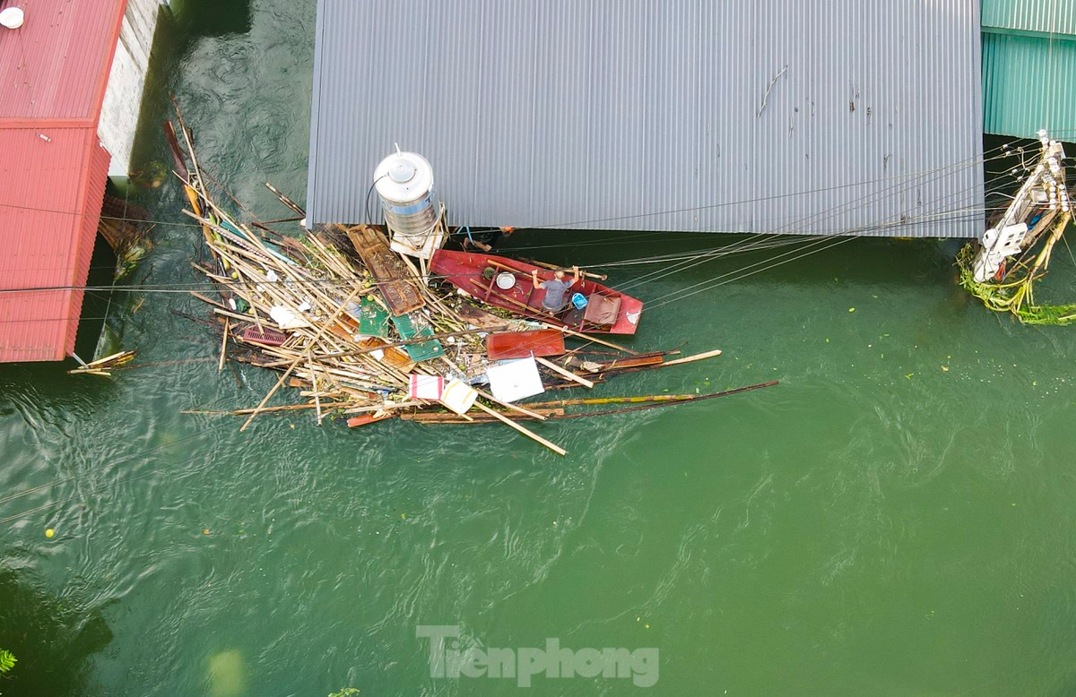 br/> Sau khi nước rút, chiều 12/9, hơn 3.000 hộ đã trở về nơi sinh sống. Hiện còn hơn 1.500 hộ vẫn đang trong tình trạng nhà bị ngập chưa thể về, chủ yếu ở các xã Yên Bình, xã Vĩnh Kiên, xã Mông Sơn, thị trấn Yên Bình. Trong ảnh, một nhà dân nằm dưới khu vực xả lũ của hồ thủy điện Thác Bà ngập sâu.