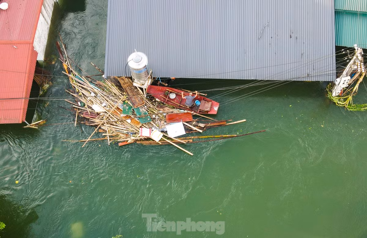 br/> Sau khi nước rút, chiều 12/9, hơn 3.000 hộ đã trở về nơi sinh sống. Hiện còn hơn 1.500 hộ vẫn đang trong tình trạng nhà bị ngập chưa thể về, chủ yếu ở các xã Yên Bình, xã Vĩnh Kiên, xã Mông Sơn, thị trấn Yên Bình. Trong ảnh, một nhà dân nằm dưới khu vực xả lũ của hồ thủy điện Thác Bà ngập sâu.