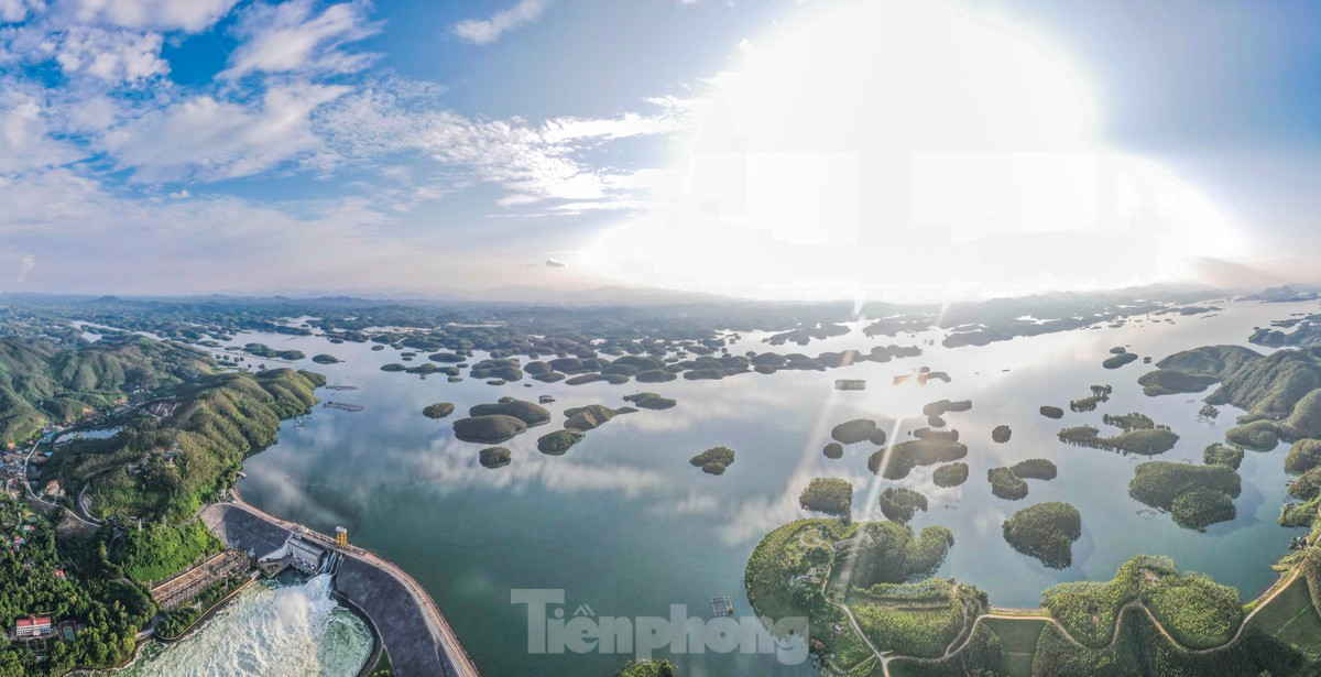 br/> Hồ Thác Bà thuộc địa phận 2 huyện Lục Yên và Yên Bình (Yên Bái) - là một trong những hồ nước nhân tạo lớn nhất Việt Nam. Hồ được hình thành khi đập thủy điện Thác Bà hoàn tất năm 1971 làm nghẽn dòng sông Chảy và tạo ra hồ. Vùng hồ có diện tích 23.400 ha, với diện tích mặt nước 19. 050 ha. Công trình có chiều dài 80 km, chứa được 3 đến 3,9 tỷ m3 nước.