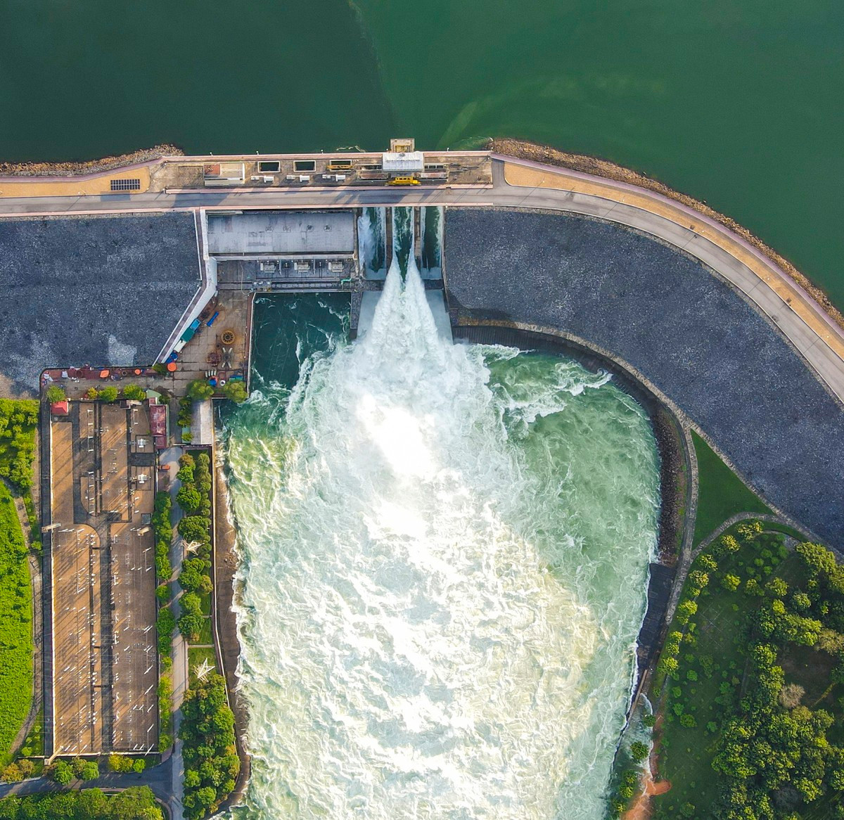 br/> Trao đổi với PV Tiền Phong, ông Nguyễn Mạnh Cường – Phó Tổng Giám đốc Công ty Cổ phần thủy điện Thác Bà cho biết, đến hiện tại lưu lượng nước thượng nguồn về hồ Thác Bà đã giảm mạnh so với những ngày trước. Tổng lưu lượng xả tại công trình đến 22h ngày 12/9 là 3.038m3/s (giảm so với thời điểm ngày 11/9 là hơn 200m3/s).