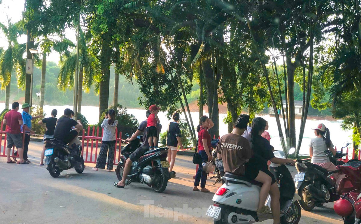 br/> Thấy hồ thủy điện Thác Bà xả lũ, rất đông người dân địa phương và du khách di chuyển lên khu vực cửa xả để xem song bị bảo vệ ngăn lại để đảm bảo an toàn.