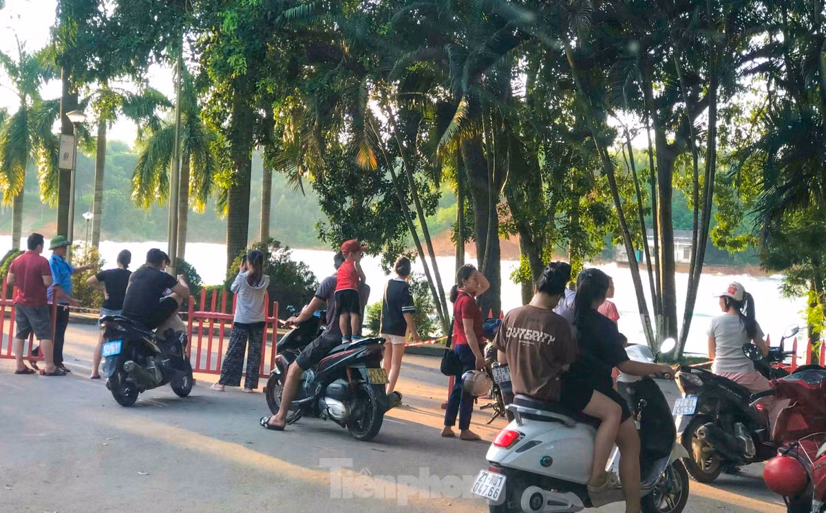 br/> Thấy hồ thủy điện Thác Bà xả lũ, rất đông người dân địa phương và du khách di chuyển lên khu vực cửa xả để xem song bị bảo vệ ngăn lại để đảm bảo an toàn.
