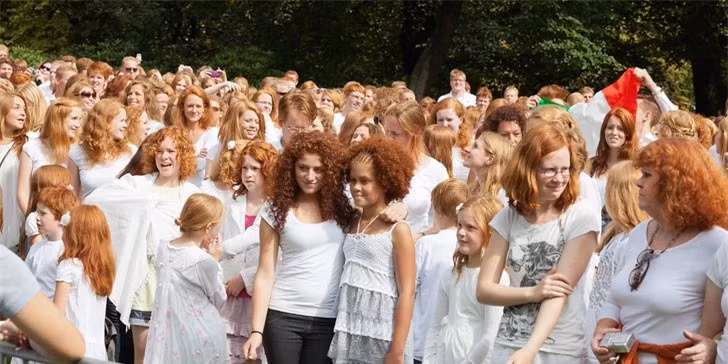  Đất nước của những người tóc đỏ: Ở Scotland, tỷ lệ những người có tóc đỏ ở đất nước này là 13%, do yếu tố di truyền nên hầu hết con cái khi sinh ra đều có khả năng sở hữu tóc đỏ, thay vì những màu tóc khác. Các nhà nghiên cứu cho rằng màu tóc và làn da trắng của người Scotland có được là do họ nhận được nhiều vitamin D hơn từ mặt trời, bởi lẽ thời tiết ở Scotland chủ yếu là ảm đạm.