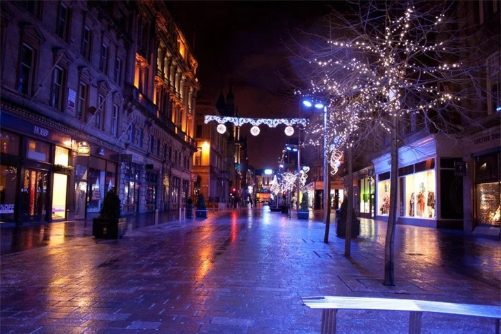 Đường phố phủ đầy ánh sáng xanh: Đèn màu xanh lam trên đường phố Glasgow được lắp đặt để cải thiện diện mạo chung của thành phố. Ngoài ra, ánh sáng xanh trên đường phố Glasgow còn mang một ý nghĩa nhân văn hơn. Đó là nỗ lực của Chính quyền trong việc giảm số lượng người phạm tội, tội phạm và những người đang có ý định tự tử.