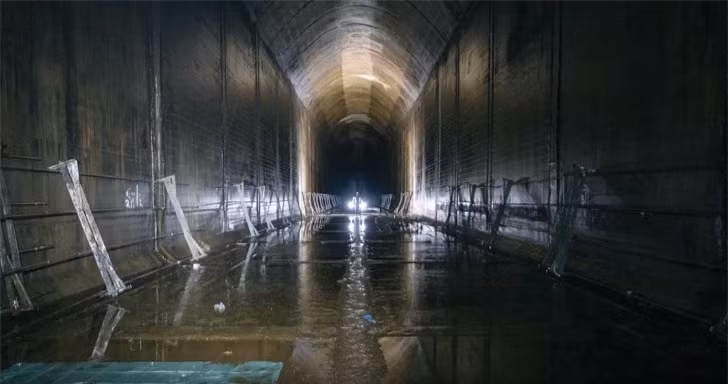 Lập kỷ lục nơi có tiếng vang kéo dài nhất thế giới: Để lập kỷ lục thế giới mới (lần trước cũng được ghi nhận ở Scotland), nhà báo người Anh Tom Scott đã phảigiảm bớt một thùng nhiên liệu bị bỏ hoang. Tiếng vang vọng kéo dài gần 2 phút khi một khẩu súng ngắn được bắn ra.