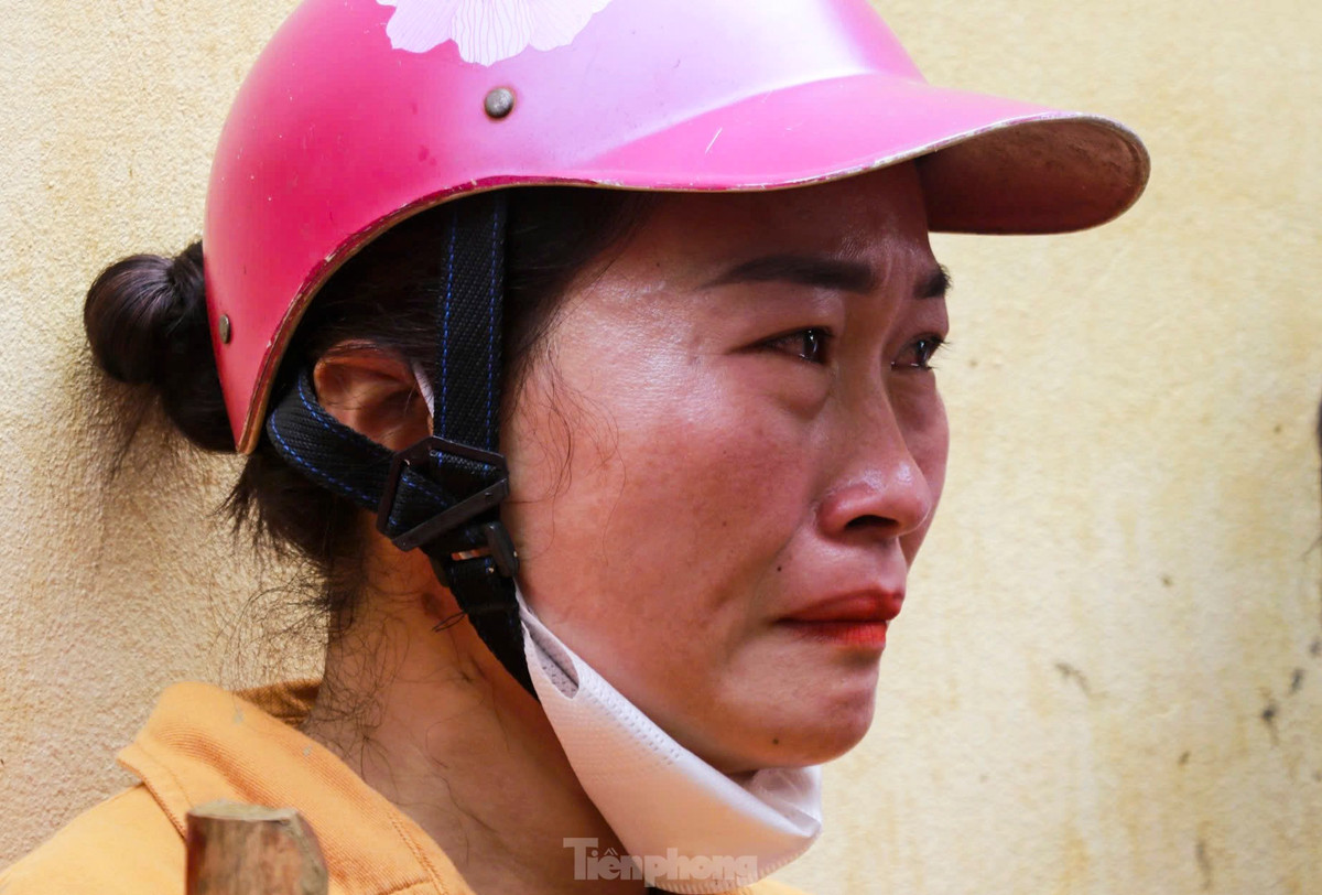 Bới tìm sách vở, đồ dùng của học sinh dưới lớp bùn non, nhiều cô giáo không cầm nổi nước mắt.