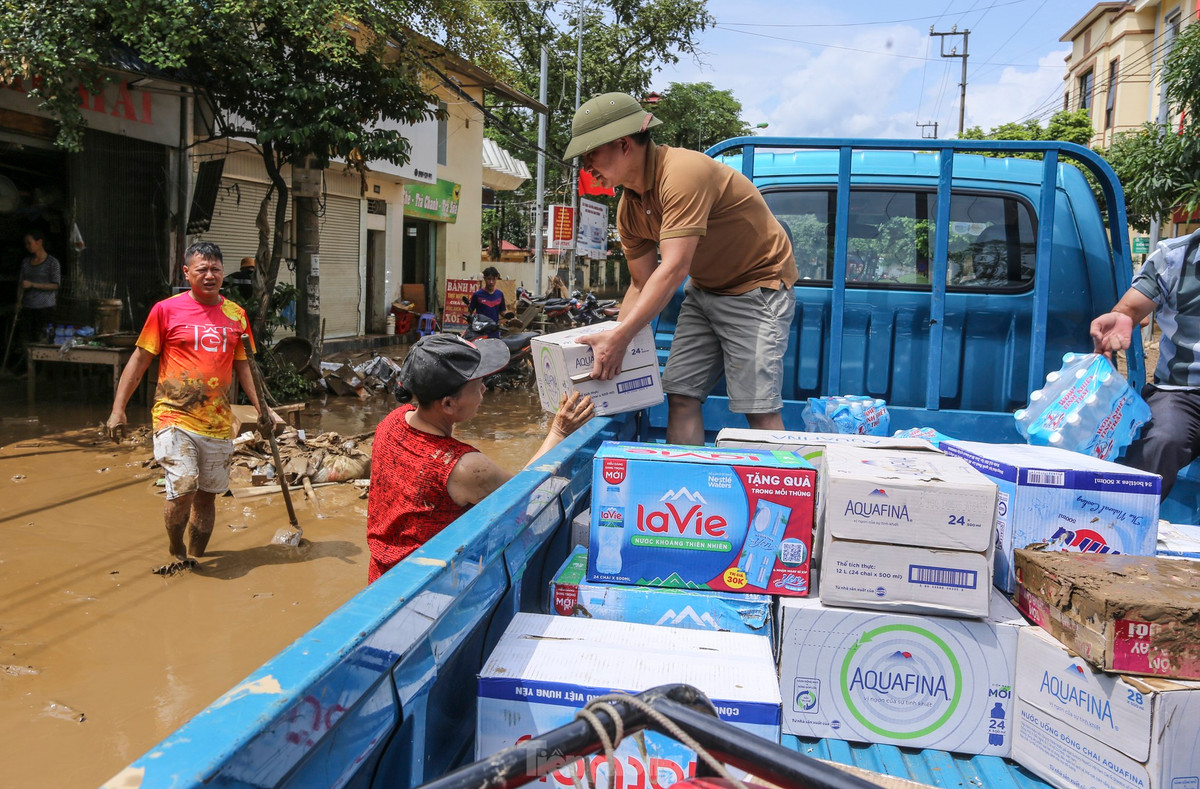 Thiếu nước sạch, rau xanh, điện và nhu yếu phẩm sau lũ khiến người dân vùng lũ gặp khó khăn. Họ phải mua sắm lại mọi thứ. Đồng thời, chính quyền địa phương cùng nhiều nhà hảo tâm ở khắp nơi đã có mặt, hỗ trợ trước mắt các nhu yếu phẩm cần thiết.