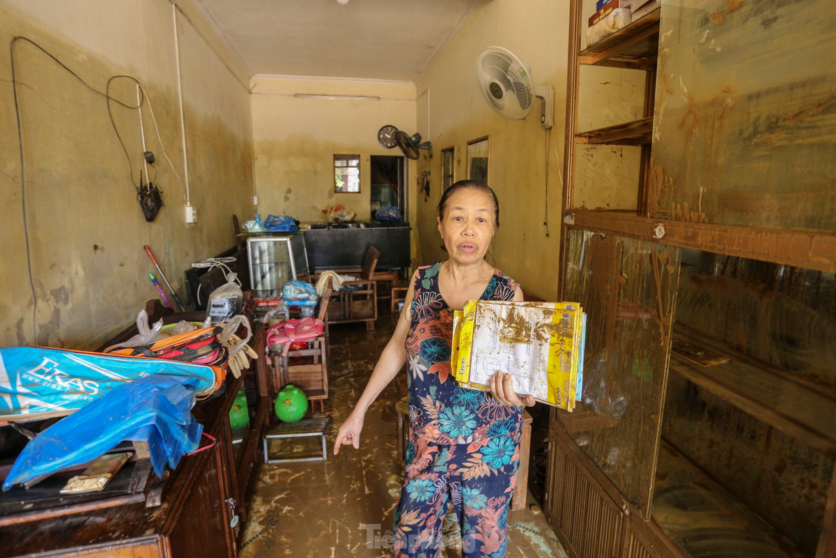 Căn nhà 2 tầng của gia đình bà Thạch Thị Tâm (72 tuổi, phường Hồng Hà, TP Yên Bái) bị ngập gần 3m. Lũ vào đã nhấn chìm toàn bộ cửa hàng kinh doanh văn phòng phẩm, sách vở phục vụ học sinh của vợ chồng bà.