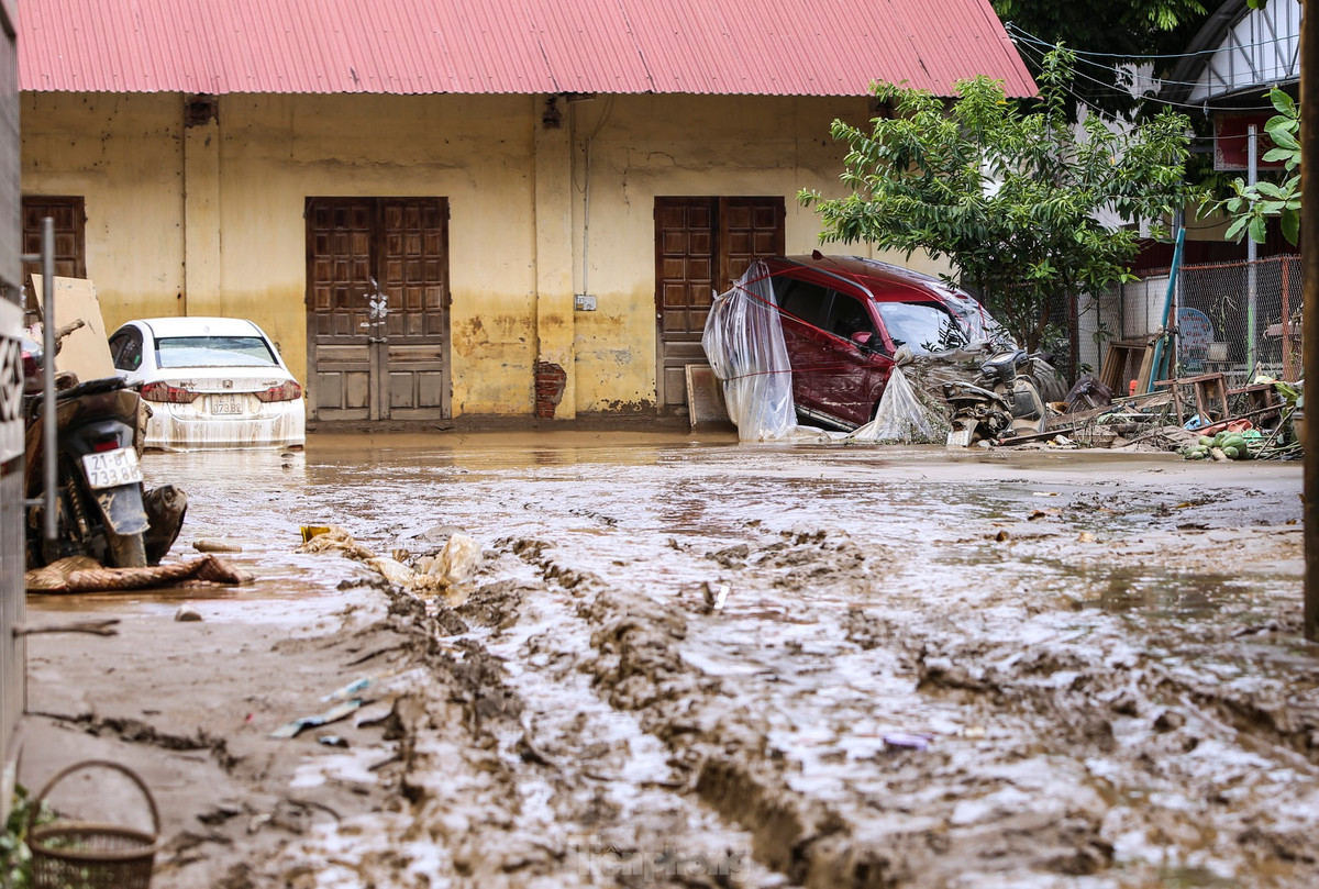 Trận lũ đi qua để lại thiệt hại nặng nề cho người dân nơi đây, nhiều tài sản như ô tô, xe máy và cả vật dụng gia đình bị ngâm trong nước.