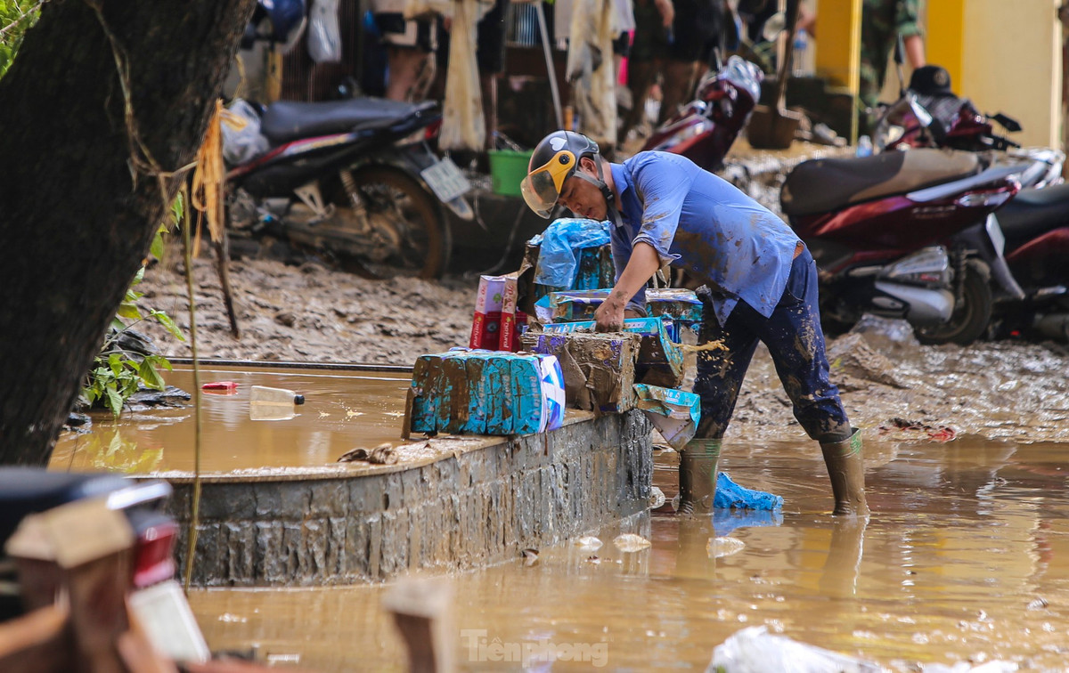 "Trong lớp bùn dày là đồ dùng học tập của các con, những bộ sách còn mới cứng, các con mới chỉ dở được vài trang giấy. Chúng tôi cố gắng bới tìm xem bộ sách vở, dụng cụ học tập nào có thể “cứu” được thu gom lại, mang về rửa, lau để đưa đến cho trường cho các con”, cô Nguyễn Thị Lan (giáo viên Trường Mầm non Yên Thịnh, TP. Yên Bái) chia sẻ. Trong hình, Thủ tướng Phạm Minh Chính đến thăm, động viên các cô giáo khắc phục hậu quả thiên tai tại một trường mầm non ở TP Yên Bái khi lũ rút"