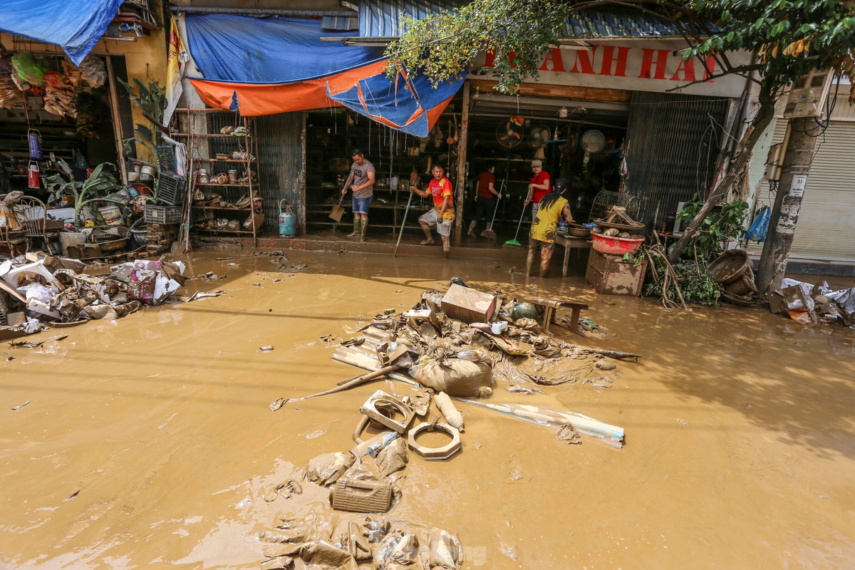 Sau khi nước rút, người dân ở đây đào bới lớp bùn đặc quánh, sâu ngang đầu gối mong tìm kiếm những tài sản còn sót lại. Họ cố gắng dọn dẹp khi bùn chưa khô để sớm ổn định cuộc sống.